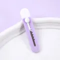 Mini cúter retráctil morado para papelería escolar y manualidades con papel - Blanco Púrpura