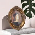 Nahaufnahme eines goldenen barocken Fotorahmens mit aufwendigen floralen Prägemustern - Klassische Dame (JY-0021) / 6 Zoll (Innen 10x14.5cm)