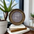 Detailed view of runden Vintage Harz Fotorahmens with Ginkgo Design für elegante Raumdekoration. - 4-Inch Inner Diameter 10*10cm, Outer Diameter 14*14cm