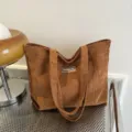 Bolso tote grande de pana marrón con etiqueta de moda para el uso diario y casual - Bolso Individual / Marrón