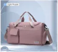 Vista frontal de bolsa de deporte morado claro con gran capacidad y separación seco-húmedo - Violeta Claro