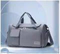 Vista frontal detallada de una gran bolsa de deporte azul con bolsillos múltiples - Azul