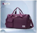 Vista detallada de la bolsa de deporte morada con diseño de separación seco-húmedo - Púrpura profundo