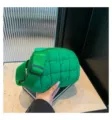 Riñonera acolchada verde moderna para mujer con un elegante diseño de patrón inflado - Verde