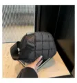 Bolso de pecho acolchado negro con correa ajustable y diseño minimalista de moda - Negro