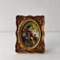 Vista dettagliata della cornice in resina vintage con bordi dorati decorati e stampa d'arte classica. - Interno 6x8 Esterno 8.5x11CM