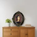 Elegante ovale zwart met gouden hars fotolijst in een klassieke woonkamer setting - 17x21.5cm (6 Inch)