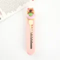 Mini taglierino rosa cartone animato capibara per ufficio scuola e lavori manuali - Capibara alla Frutta / Rosa