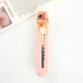 Mini taglierino rosa a cartone animato capibara per ufficio e per l'apertura dei pacchi - Capibara di peluche con tanghulu / Rosa