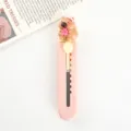 Mini taglierino rosa carino con una decorazione a forma di capibara in cartone animato 3D - Capibara ai Petali / Rosa