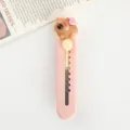 Mini cutter rose avec une figurine de capybara 3D mignonne et détail de petit lapin - Capybara Lapin / Rose