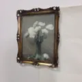 Antiker goldener Fotorahmen aus Harz mit elegantem weißem Blumen-Stillleben-Gemälde - Vintage-Bilderrahmen / 34x42cm