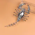 Vista macro detallada de un broche de escorpión de cristal vintage con strass - Gris metalizado