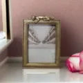 Detailed macro shot of a luxury resin photo frame with a gold leopard figurine on top. - 6 Inch (13.3*19.5CM)