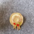 Dettaglio di una spilla a forma di cappello di paglia oro vintage con fiori rossi. - Stile Cappello di Paglia con Perle Vintage (B3) / Oro