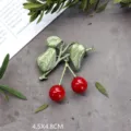 Vista detallada de un broche de cereza vintage con hojas verdes y frutos rojos, 4,5x4,8 cm. - Estilo Cereza de Perla Roja (SMT1005003927850261)