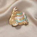 Elegante broche de conejo vintage en oro mate con detalle de huevo de Pascua - Conejo con Huevo de Pascua
