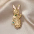Broche lapin vintage en or mat avec une jupe à carreaux et panier décoratif - Lapin qui Salue