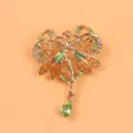 Broche de ángel barroco en tono dorado con diamantes verdes y un colgante de gota de gema verde - Forma de ángel con corazón / Oro Antiguo (N7-1-4656)