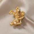 Broche de conejo vintage en oro mate con detalle de flor de strass para ropa - Conejo con Girasol