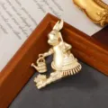 Broche lapin vintage en or mat avec petit arrosoir et détails de râteau ciselés - Lapin Jardinier