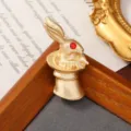 Broche lapin vintage en or mat dans un chapeau magique avec œil en cristal rouge - Lapin au chapeau de magicien