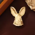 Élégante broche vintage en forme de tête de lapin dorée mate avec texture riche - Lapin Majordome