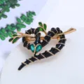 Macrodetail van de groene kristallen en zwart emaille op de broche in de vorm van een slang - Slangenstijl (Stijl 4)