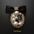 Detalle de un broche de estilo barroco vintage con un lazo negro y perlas blancas - Estilo Perla Strass Cuadrado (2)