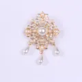 Broche dorado de estilo barroco vintage con perlas elegantes y cristales brillantes - Estilo de Patrón Barroco Hueco (A8-5-5662)