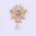 Elegante broche dorado de estilo barroco vintage con perlas blancas y colgante de moneda - Estilo de Flor de Moneda de Cameo (B7-2-6522)