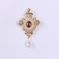 Elegante broche dorado de estilo barroco vintage con piedra púrpura y perla colgante - Estilo de Corona de Piedra Púrpura (C1-3-8145)