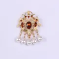 Broche estilo barroco vintage con gema ámbar y perlas de gota colgantes en tono dorado - Estilo de Patrón Hueco de Piedra Naranja Oscura (I4-3-3400)