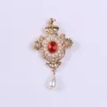 Broche de estilo barroco con gran piedra roja y perlas en acabado dorado elegante - Estilo Palacio Barroco de Piedra Roja (A9-5-5761)