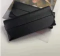 Estuche para gafas de sol de cuero sintético negro con cierre de solapa - Bolsa Tejida Negra