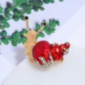 Detailopname van een luxe rode emaille slakkenbroche met fonkelende kristalaccenten - Slakkenstijl (Stijl 5)