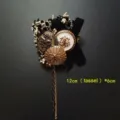 Primer plano de broche vintage de estilo barroco con botones decorativos y borla larga - Estilo Borla Tejida (7)