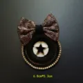 Vista detallada de un elegante broche barroco con estrella, lazo tejido y brillantes - Estilo Insignia Pentagrama (8)