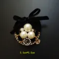 Vista detallada de un broche barroco vintage con lazo de terciopelo y perlas, 5,5x5,5 cm - Estilo Lazo Perla Corazón (10)