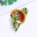 Kleurrijke emaille schelpbroche met sprankelende kristallen en gouden afwerking. - Plantenstijl (Stijl 2)