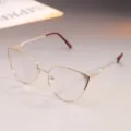 Vista detallada de elegantes gafas cat-eye doradas con brillantes y montura de metal - 0° Anti-Blue Light / Burdeos