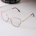 Detalle de montura de gafas cat-eye con brillantes acentos de strass sobre metal dorado - Lente Plana Anti-Luz Azul / Rojo