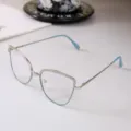 Elegante montura de gafas cat-eye plateada con cristales brillantes y acentos azules - Lente Plana Anti-Luz Azul / Azul
