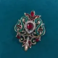 Elegante broche de cristal de palacio barroco vintage con cristales rojos y verdes - Estilo Rojo Rubí
