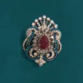 Elegante broche de palacio barroco vintage con cristal rojo y piedras azules sobre verde - Estilo Mezcla Rojo y Azul