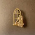 Vista detallada de un broche barroco dorado vintage con una mujer en una ventana - Estilo Relieve Dama Junto A La Ventana