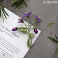 Detailweergave van een vintage bloemenbroche met paarse bloemen en groene stengels - Paars Kristal Plantenblad Stijl (SMT1005003927850261)
