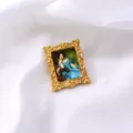 Vista dettagliata di una spilla barocca vintage con ritratto in pittura a olio. - Ritratto di Dama Nobile Rettangolare