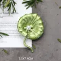 Gedetailleerd overzicht van handgemaakte groene lotusbladbroche met een witte parel - Realistisch Groen Lotusblad Parel Stijl (SMT1005003927850261)