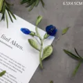 Gedetailleerd beeld van een elegante vintage bloem speld met blauwe bladeren en stelen - Blauw Transparant Bloemblad Stijl (SMT1005003927850261)